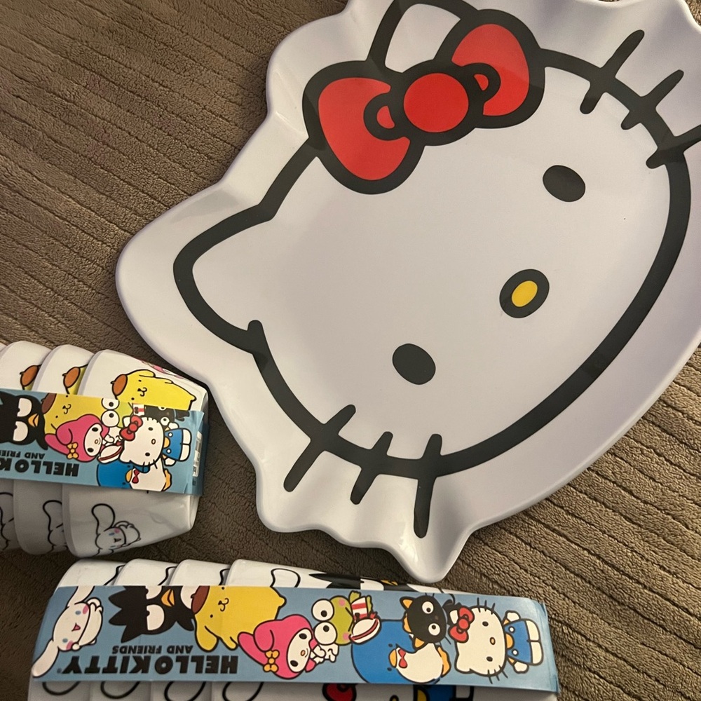 Beautiful Hello Kitty dinnerware set for the HK fans like me or your kids!